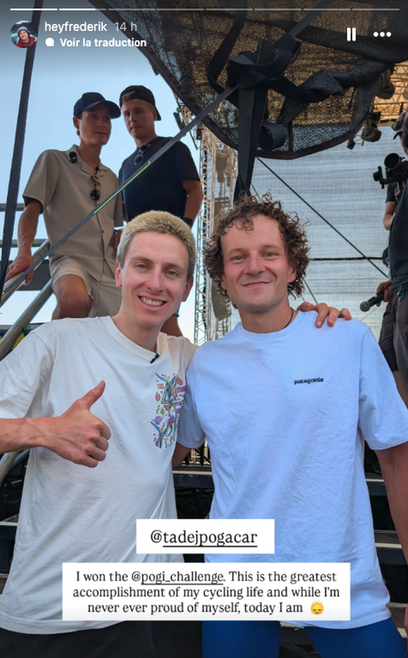 Frederik Niessen (à droite), qui pose avec Tadej Pogacar, est fier d'avoir remporté le «Pogi Challenge».