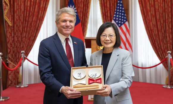 La présidente de Taiwan Tsai Ing-wen (à droite) lors de sa rencontre avec le député américain Michael McCaul: la Chine voit dans cette visite une provocation.