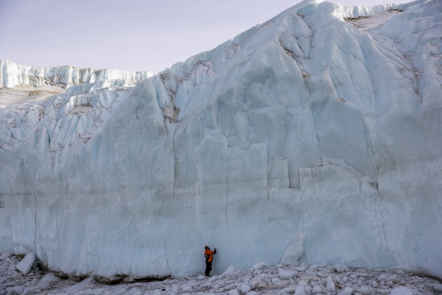 Une fissure existante sur la glace s'est détachée de la banquise dimanche.