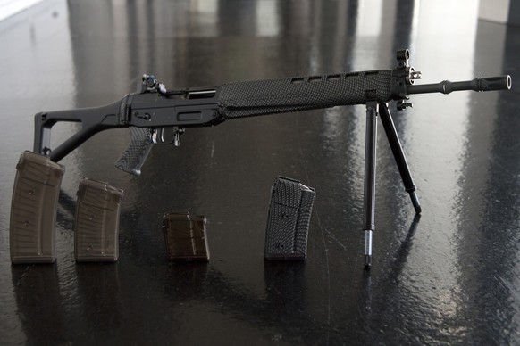 Ein SIG 550 Sturmgewehr mit unterschiedlichen Magazinen wird an der Medienkonferenz ueber die Umsetzung der EU-Waffenrichtlinien praesentiert, am Freitag, 29. September 2017, in Bern. (KEYSTONE/Anthon ...