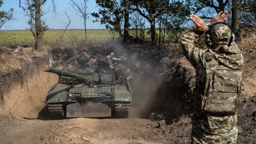 Des chars sont cachés dans un trou creusé dans le sol sur le front en Ukraine. (Photo d'archive)