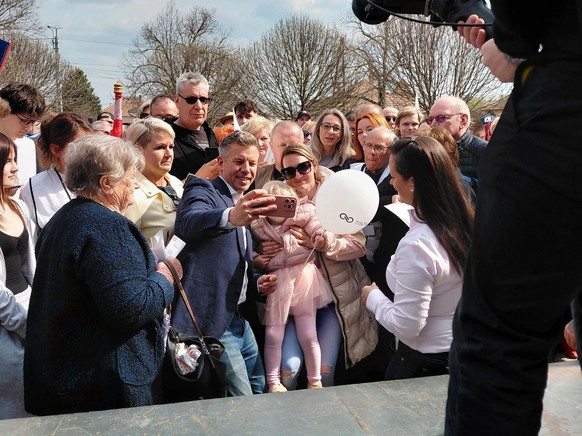 Zum Schluss gibts Selfies: Peter Magyar bei einer Wahlkampfveranstaltung im Dorf Törtel. (25. März 2026, Hungarn)