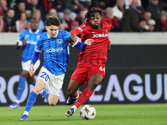 Johan Manzmabi (à droite) au duel avec Konstantinos Karetsas pour une qualification historique.