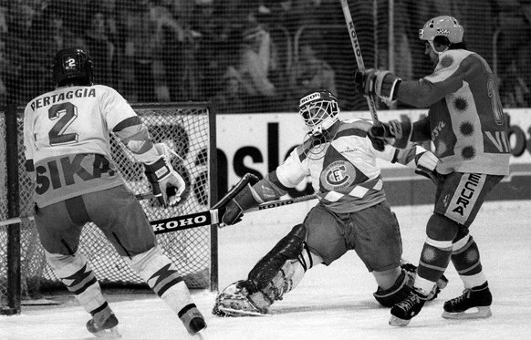 Mattli, rechts, schiesst den Anschlusstreffer fuer Arosa zum 1 zu 2, Goalie Robert Meuwly und Bertaggia, beide SC Freiburg-Gotteron, sind geschlagen, aufgenommen am 9. Dezember 1984 in Arosa beim Nati ...