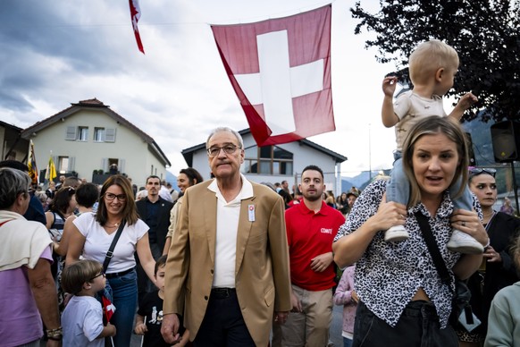 Le conseiller federal Guy Parmelin marche dans la foule a l&#039;occasion de la fete nationale suisse le jeudi 31 juillet 2025 a Fully. (KEYSTONE/Jean-Christophe Bott)