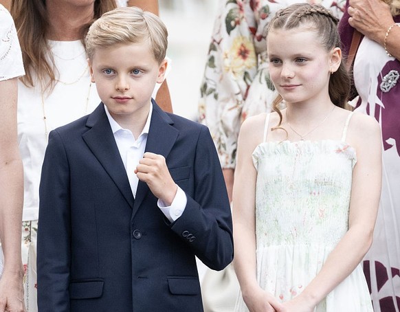 Jacques, prince héritier de Monaco, aux côtés de sa jumelle, Gabriella, 10 ans.