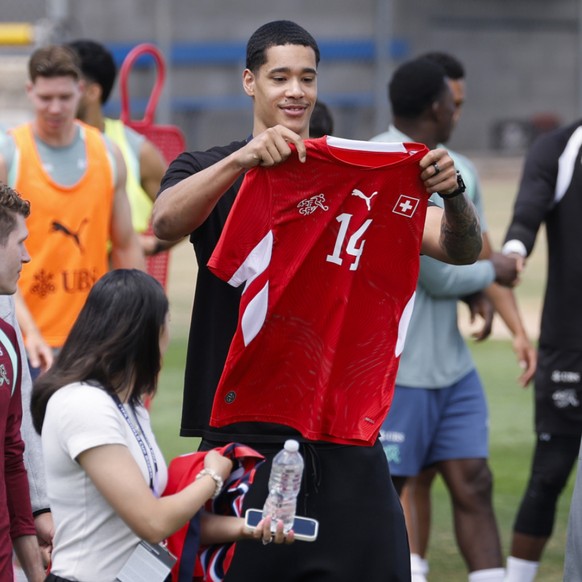 Yanic Konan Niederhäuser a reçu un maillot de l'équipe de Suisse.