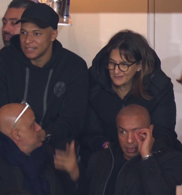 Kylian Mbappé et sa mère, Fayza Lamari, dans la tribune du stade Louis II vendredi pendant la 2e mi-temps.