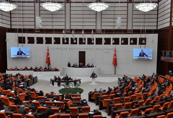 epa11099538 Members of the Turkish parliament attend asession before voting on a bill regarding Sweden&#039;s accession to NATO, at the Grand National Assembly of Turkey (TBMM) in Ankara, Turkey, 23 J ...