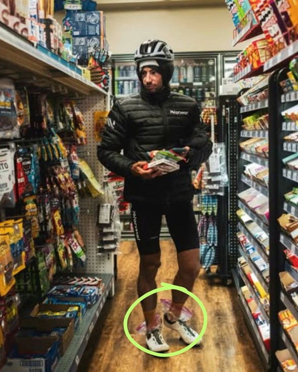Les fameux sacs de congélation dans les chaussures de vélo de Kilian Jornet.