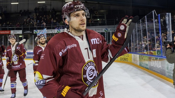 Geneve-Servette&#039;s defender Henrik Toemmernes greets their supporters after defeating the team Kloten, during a National League regular season game of the Swiss Championship between Geneve-Servett ...