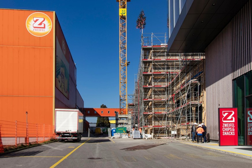 A gauche, l'usine de chips, à droite, l'usine de snacks Zweifel, actuellement en cours d'agrandissement.
