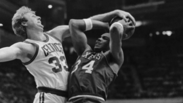La légende des Celtics, Larry Bird (à gauche), contre Charles Barkley, le 22 mai 1985 à Boston.