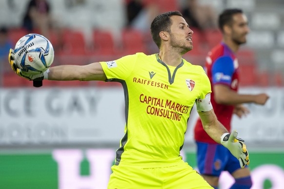 Le gardien valaisan Kevin Fickentscher, lors de la rencontre de football du Championnat Suisse de Super League entre le FC Sion et le FC Basel 1893 le mercredi 8 juillet 2020 au stade de Tourbillon a  ...