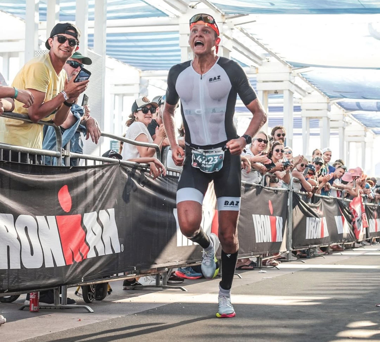 Les émotions sur le visage du Vaudois Julien Gauthey, le 29 juin, en passant la ligne d'arrivée de l'Ironman de Nice, après 11h14 d'effort. Le jeune homme revient de très loin.