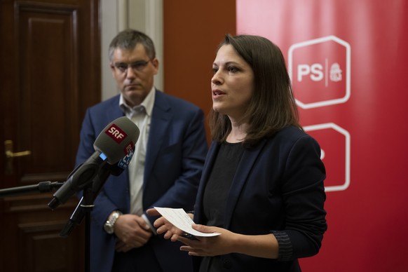 Nadine Masshardt, Nationalraetin SP-BE und Vize-Fraktionspraesidentin, rechts, spricht neben Roger Nordmann, SP Fraktionspraesident und Nationalrat (VD), links, waehrend einem Point de presse, am Dien ...