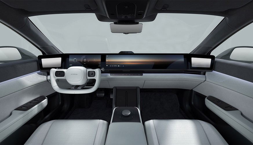 Le grand écran tactile peut être utilisé pour regarder Netflix ou jouer à des jeux vidéo. Des manettes de jeu peuvent être couplées à la voiture.