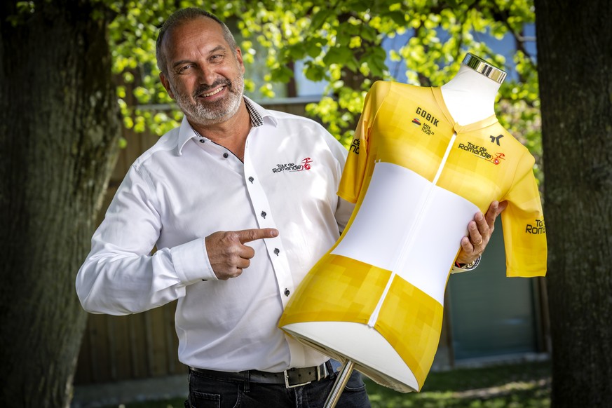 Richard Chassot, directeur general du Tour de Romandie, pose avec le maillot jaune vierge de sponsor lors de la derniere conference de presse avant le depart de la 79eme edition du Tour de Romandie le ...