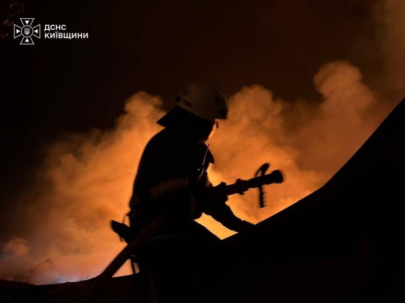 Une intervention de pompiers suite aux attaques russes sur Kiev.