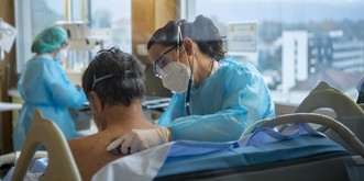 Pourquoi les hospitalisés du Covid sont plus jeunes aujourd'hui