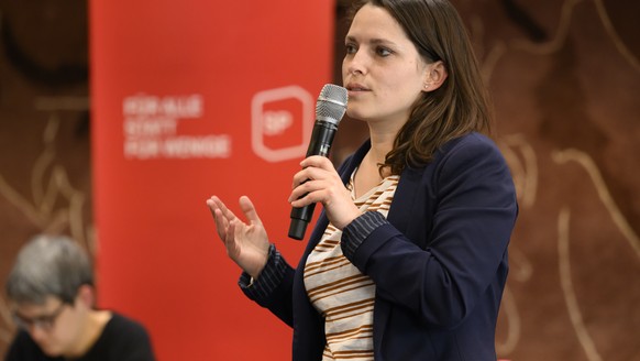 SP Co-Praesidentin Mattea Meyer, spricht waehrend der erste Sitzung des neuen Parteirats der SP Schweiz, am Freitag, 25. Maerz 2022, in Bern (KEYSTONE/Anthony Anex)