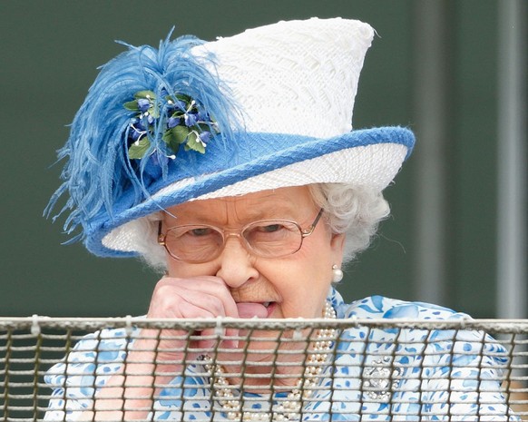 EPSOM, ENGLAND - JUNE 01: Queen Elizabeth II watches the racing from the royal balcony at the Epsom Derby at Epsom Racecourse on June 1, 2019 in Epsom, England. (Photo by Mark Cuthbert/UK Press via Ge ...
