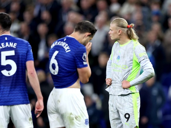 Erling Haaland (à droite) et City ont sauvé un point mais ce match nul pourrait leur coûter le titre de champion d'Angleterre.