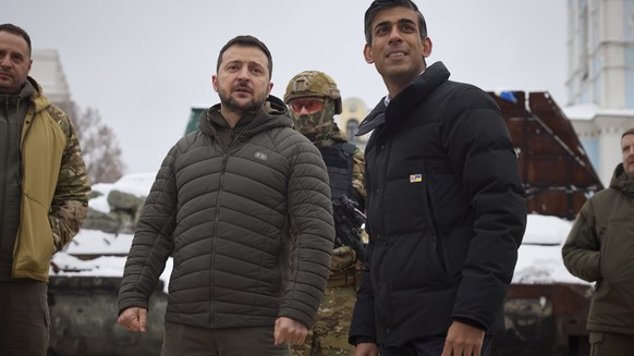 epa10314901 A handout photo made available by the Ukrainian Presidential Press Service shows Ukrainian President Volodymyr Zelensky (L) and Britain&#039;s Prime Minister Rishi Sunak (R) visiting a dis ...
