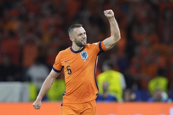 Stefan de Vrij of the Netherlands celebrates toward the bench after he scored his sides first goal during the quarterfinal match between the Netherlands and Turkey at the Euro 2024 soccer tournament i ...
