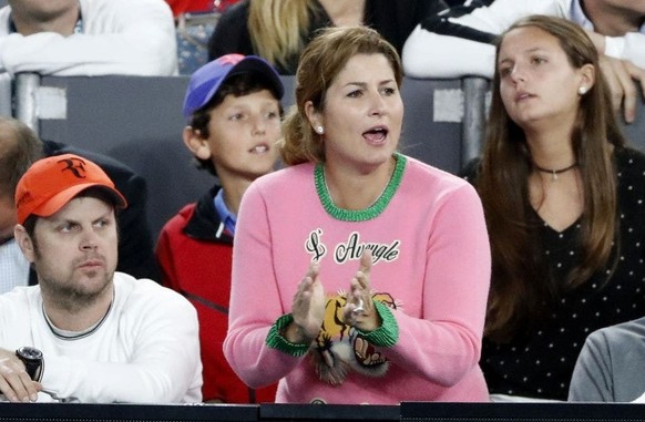 Le fameux pull rose, porté par Mirka Federer à l'Open d'Australie 2017.