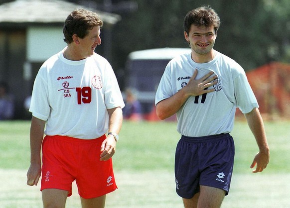 Roy Hodgson, Trainer der Schweizer Fussballnationalmannschaft, aufgenommen am 27. Juni 1994 mit dem Schweizer Starstuermer Stephane Chapuisat in Palo Alto, Kalifornien, anlaesslich eines Vorbereitungs ...