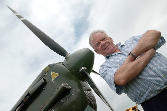 L'ancien commandant de corps Fernand Carrel, en retraite depuis 1999, est dans le comite d'organisation du meeting Yv'Air 05, ici, pose devant un avion, lors du meeting aerien Yv'A ...