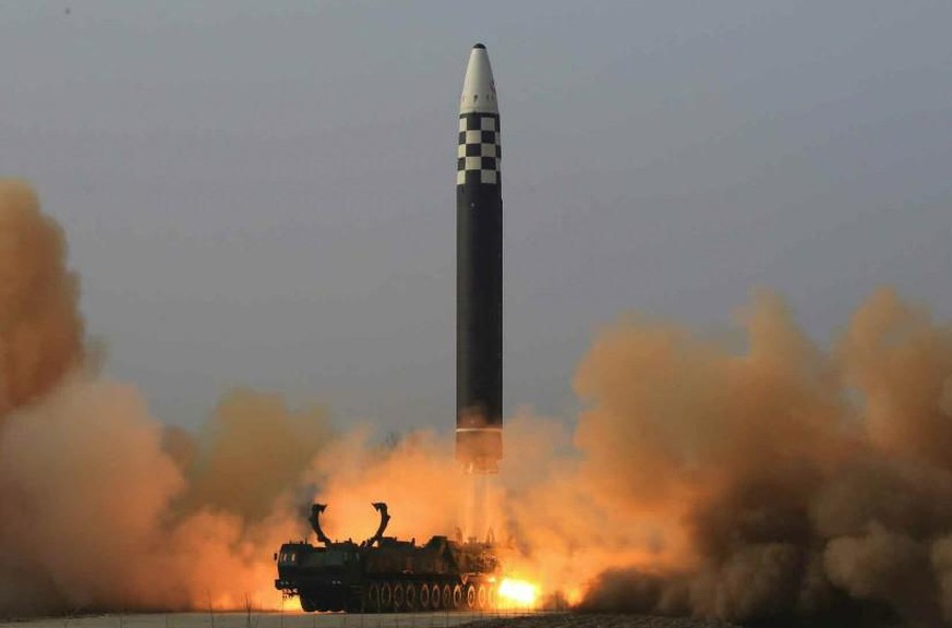 <em>Le missile, lancé depuis l'aéroport international de Pyongyang, a atteint une altitude maximale de 6248,5 km et a parcouru une distance de 1090 km pendant 4,052 secondes</em>