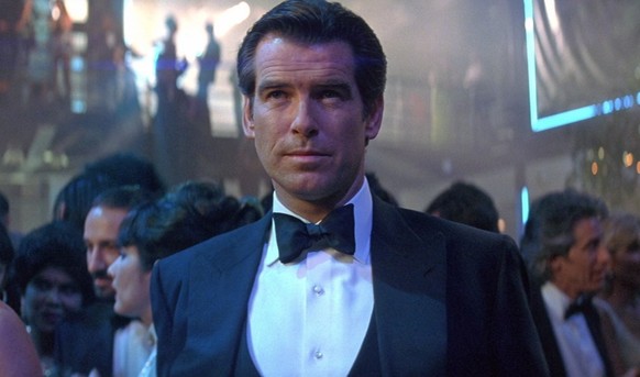 Pierce Brosnan dans Demain ne meurt jamais (Tomorrow never dies).