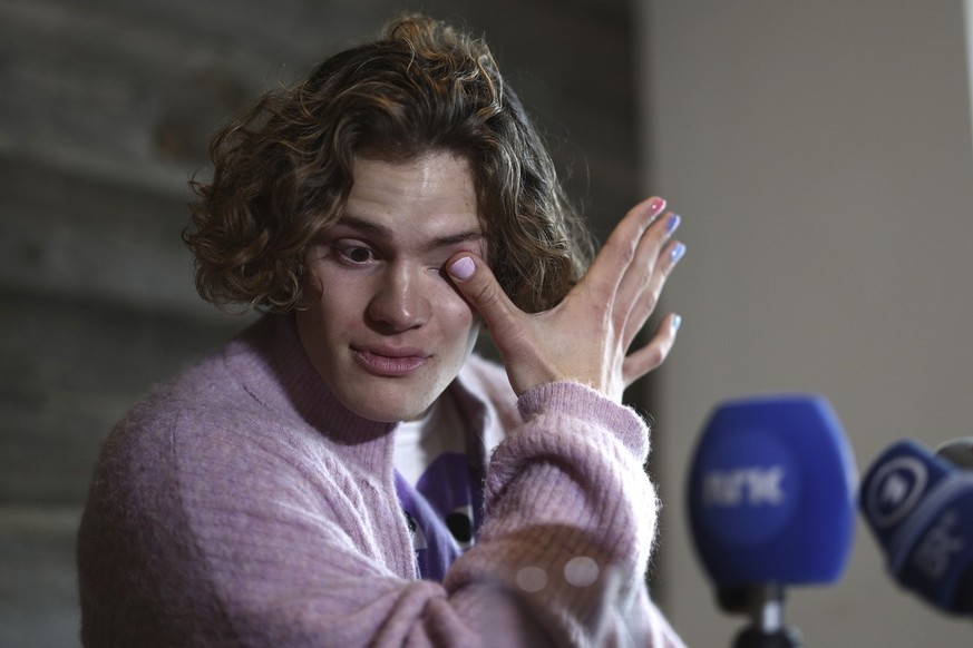 Norway&#039;s Lucas Braathen wipes his tears during a press conference in Soelden, Austria, Friday, Oct. 27, 2023. (KEYSTONE/AP/Gabriele Facciotti)