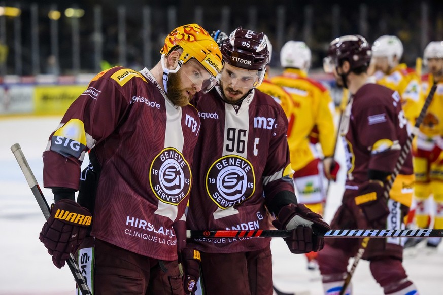 Le top scorer PostFinance genevois Tanner Richard parle avec l?attaquant genevois Noah Rod lors du premier match de la finale des play-off du Championnat de Suisse de hockey sur glace de National leag ...