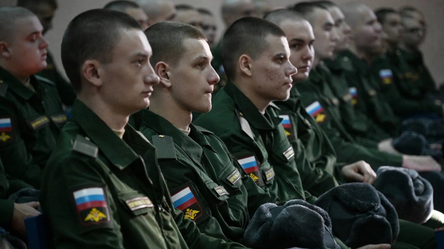 Des recrues russes à Novossibirsk (sud) avant leur départ pour le service militaire (photo d'archive). En 2022, la mobilisation partielle en Russie avait provoqué une vague d'émigration.