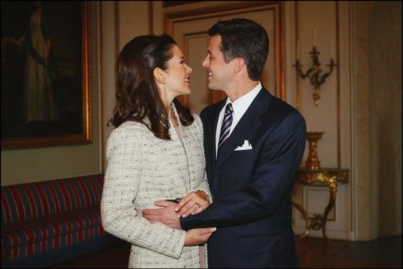 DENMARK - OCTOBER 08: Mary Elizabeth Donaldson And Crown Prince Frederik in Fredensborg, Denmark on October 08, 2003 (Photo by Eric TRAVERS/Gamma-Rapho via Getty Images)