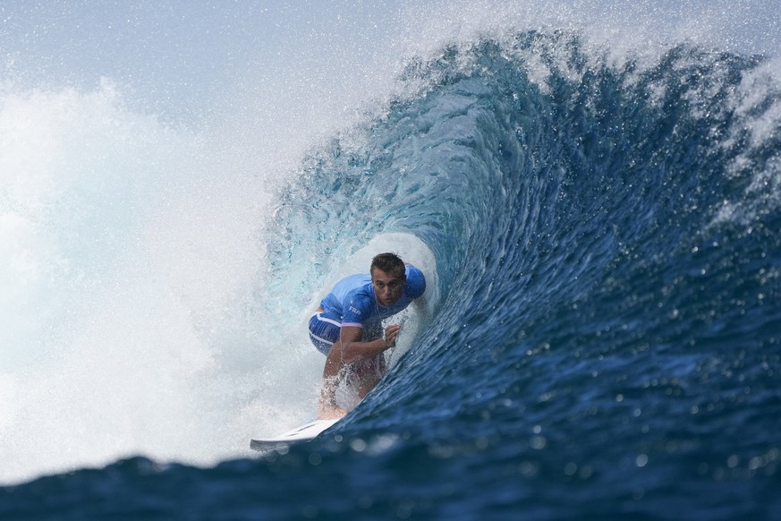 Kauli Vaast, of France, surfs during the semifinal round of the surfing competition at the 2024 Summer Olympics, Monday, Aug. 5, 2024, in Teahupo&#039;o, Tahiti. (AP Photo/Gregory Bull)