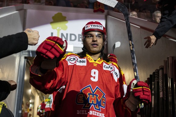 Biels Noah Delemont schreitet aus der Kabine und wird von Fans begruesst, vor dem Eishockey Qualifikations-Spiel der National League, zwischen dem EHC Biel und den ZSC Lions, am Dienstag, 1. November  ...