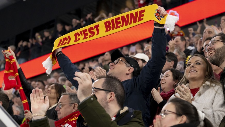 Un supporter biennois encourage son equipe lors du deuxieme match de la finale des play-off du Championnat de Suisse de hockey sur glace de National league entre le EHC Biel-Bienne et le Geneve-Servet ...