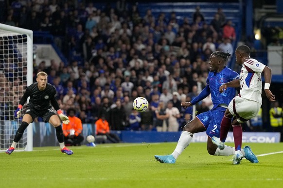 Chelsea&#039;s Axel Disasi, second right, tries to block a shot from Servette&#039;s Derek Kutesa during the Europa Conference League play-off first leg soccer match between Chelsea and Servette, at S ...