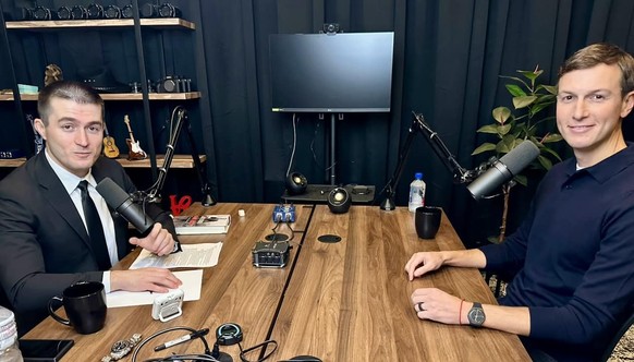 Jared Kushner sur le podcast de Lex Friedman, en octobre 2023, une Swatch au poignet.