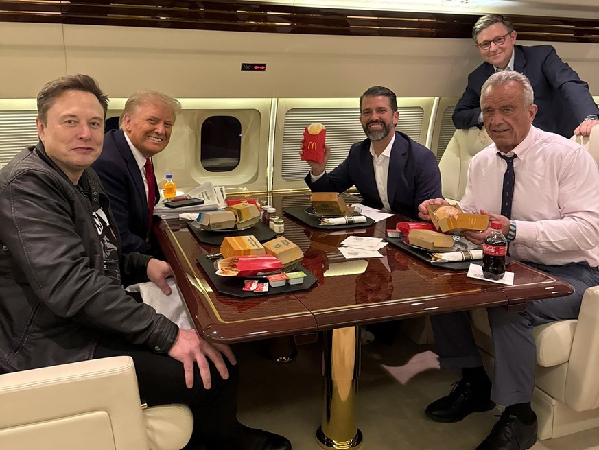 L&#039;ancien candidat à la présidence Robert F. Kennedy Jr. a été aperçu sur Trump Force One en train de poser timidement avec un Big Mac de McDonald&#039;s et un Coca-Cola.