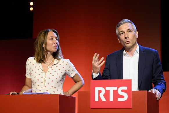 Pierre-Olivier Volet, droite, redacteur en chef de l&#039;actualit� TV de la RTS parle devant Jennifer Covo, presentatrice du 19h30 lors de la conference de presse de la RTS (Radio Television Suisse)  ...