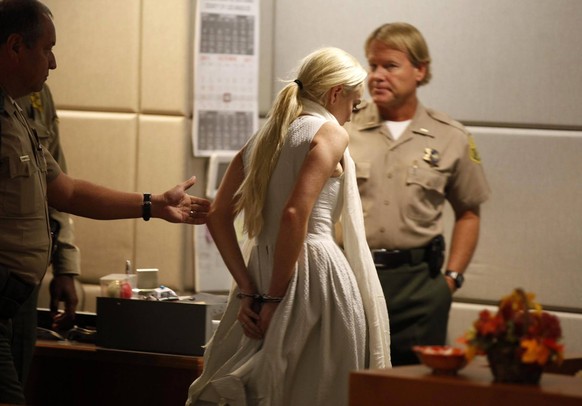 Bildnummer: 56196419 Datum: 19.10.2011 Copyright: imago/UPI Photo
Actress Lindsay Lohan is escorted in handcuffs after a judge revoked her probation for failing to appear at a series of community ser ...