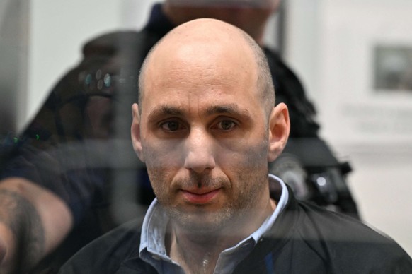 Cédric Jubillar est photographié dans la salle d'audience du tribunal correctionnel du Tarn à l'ouverture du procès pour le meurtre de sa femme Delphine Jubillar, à Albi, le 23 septembre 202 ...