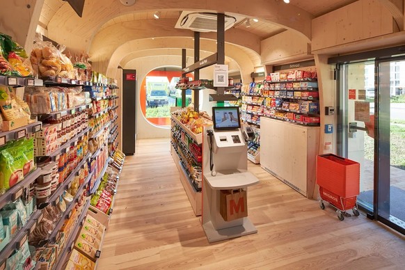 Migros teo, mini-supermarché autonome, propose 850 produits accessibles 24h/24 grâce à une carte ou une app.