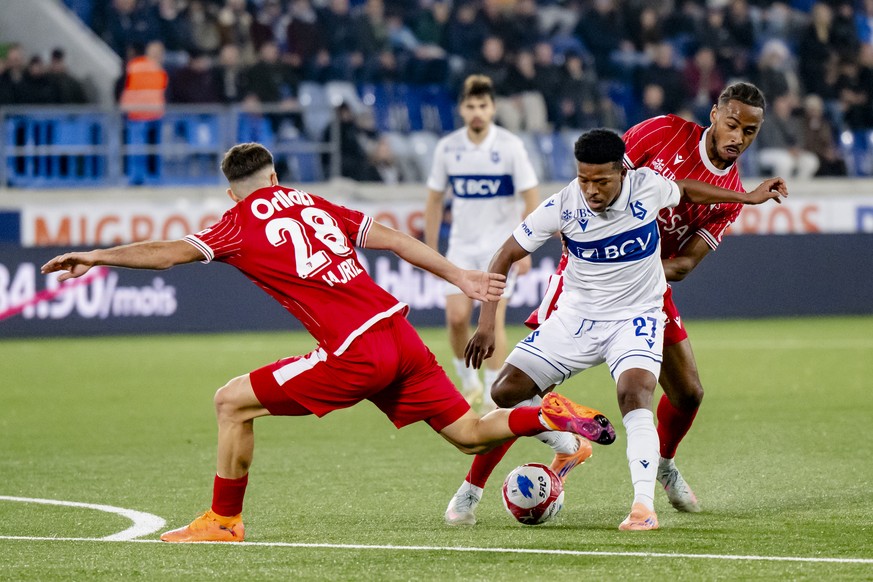 Kreshnik Hajrizi (SIO), gauche, lutte pour le ballon avec Beyatt Lekoueiry (LS), droite, lors de la rencontre de football de Super League entre FC Lausanne-Sport et FC Sion le dimanche 9 novembre 2025 ...