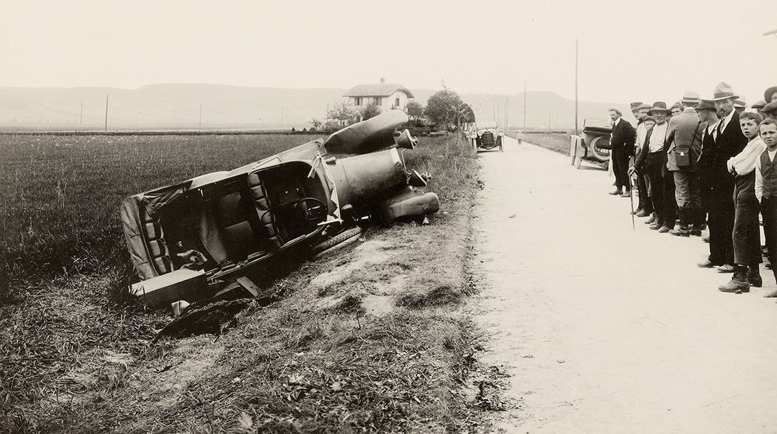 L’automobile était particulièrement dangereuse à ses débuts. Photo d’un accident de voiture, vers 1920.
https://sammlung.nationalmuseum.ch/de/list/collection?detailID=100172286